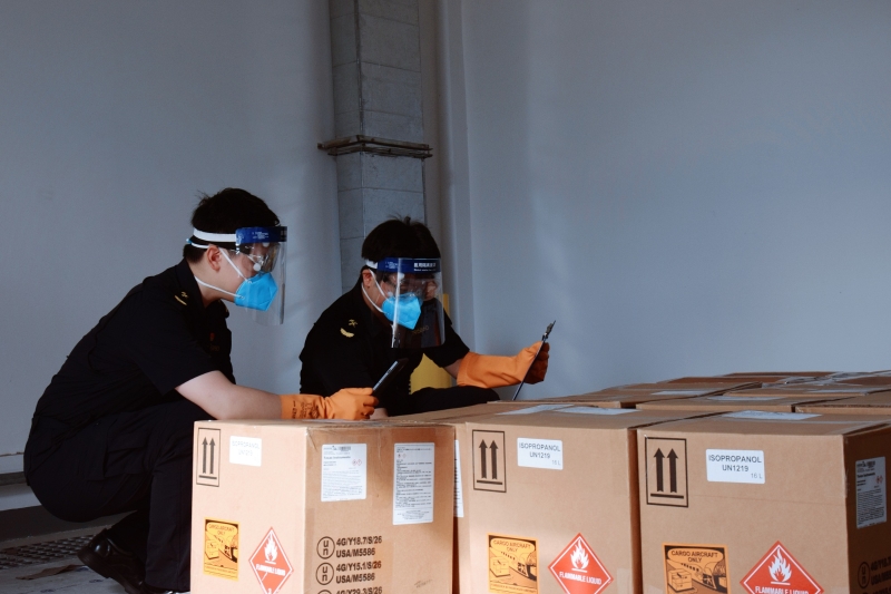 成都双流机场海关查验关员在危化品库对一票进口危险化学品进行查验。
