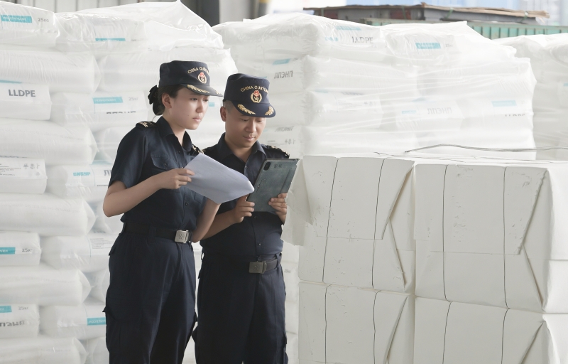 成都海关所属青白江海关关员查验经中欧班列进口货物
