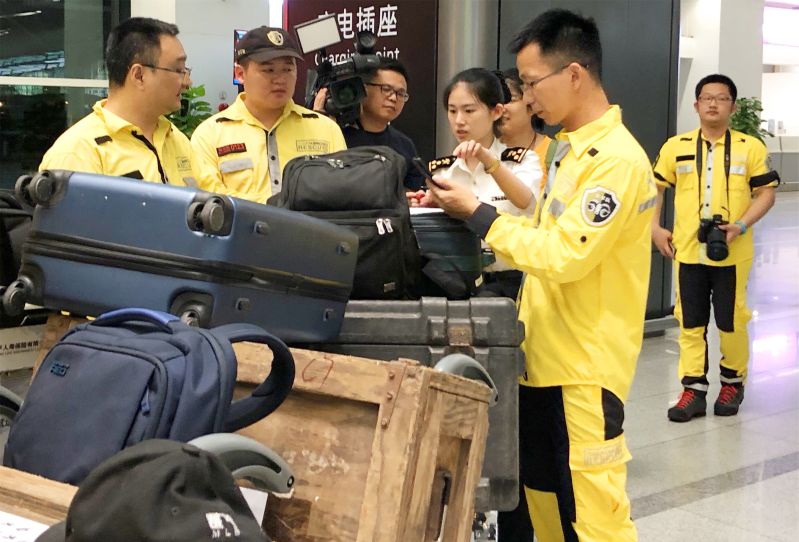 7月5日17时45分左右,泰国普吉岛海域,凤凰号和艾莎公主号游轮遭遇特大暴风雨,船只发生倾覆并沉没,一时牵动无数国人心。在了解到倾覆游船上不少游客来自浙江后,杭州海关第一时间启动应急预案,24小时为出境救援队、归国幸存者提供快速通关服务。据统计,7月6-8日,杭州海关已为包括国家海洋二所救援专家、民间公益救援队和首批回国幸存者在内的14人开通绿色通道提供快速通关服务。 7月6日晚21时,杭州海关隶属萧山机场海关收到消息,国家海洋局第二研究所两位救援专家和民间救援队公羊队将搭乘23时50分的航班飞