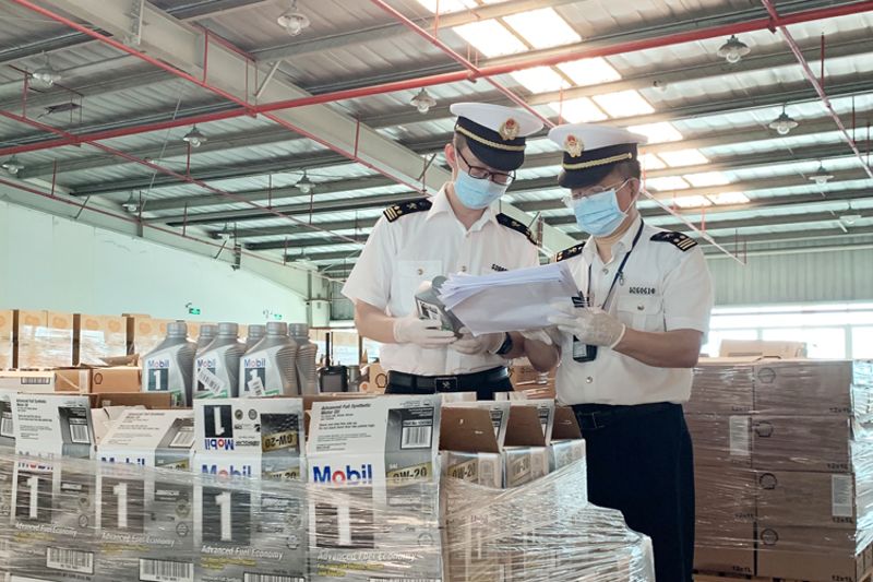东江口海关后续监管环节首次查发保税电商侵权润滑油822瓶